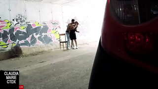 พี่อยู่ในสถานที่ระหว่าง graffitis. ลูกพี่ลูกน้องฉันออกไปเที่ยวโคตร