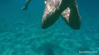 ว่ายน้ำกับก้นของฉัปลั๊กออกในมหาสมุทร