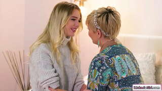 หัวนมใหญ่ milf เลียก้นโดยมีหัวนมเล็กน้อนเลสเบี้ยนที่รัก