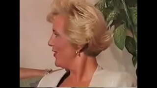 ผู้ใหญ่ 50 ปี gangbang เธอเป็นหัวหน้าร้อนแรงเหมือนผู้หญิง