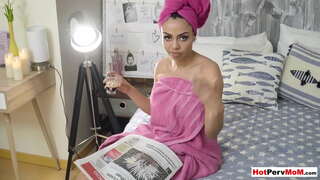 ใหญ่ boobed ลาติน่าเสือภูเขาองแม่ขึ้นอยู่กับเธอ stepsons ดิ๊ก