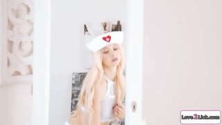 หัวนมเล็กน้องผมบลอนด์แต่งตัวเป็นพยาบาลสำหรับ roleplay.เธอต้องสนใจของเธอ busty gf และ licks และนิ้วมือของเธอน้าตัวเมียเธอ facesits ของเธอเป็น shes rimmed