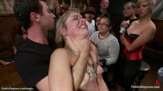 ผมบลอนด์ dominatrix/อย่าตื่นตูมไปเลลอเรไลน์ลีข้องอุดปากไว้ด้ผมบลอนด์บนเข่าและ canes ของเธอสำหรับผู้คนในที่สาธารณะสถานที่แล้วเจมส์ Deen และคนแปลกหน้า gangbangs ของเธอ