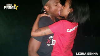 ชายผิวดำคนนี้กินผอมกะหร่องจิ๋มของยักษ์เสา