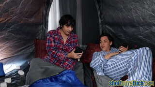 Peituda cougar socado por curto caras em trio, até gozada