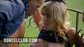 เซ็กซ์อยู่ในสวนสาธารณะกับเป็น busty ผมบลอนด์ MILF