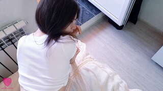 섹시한 바디 수트와 안경에 마른 사랑스러운 갈색 머리는 열정적 인 섹스를 사랑,거시기를 빠는 그녀가 그녀의 달콤한 엉덩이에 정액을 얻을 때까지 그녀의 작은 음부에 거시기를 느낌