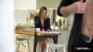 นายกแห่งโรมาเนียที่รักรักดี Assfucking จะเริ่มวันของเธอ