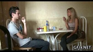 소년은 앉아서 쳐다 본다