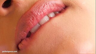 ลีน่าจะพาตัวเองออกจาลังช่วยตัวเองกับมือและ dildo ที่ให้ผมสีชมพู