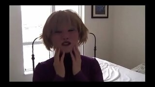 Жена носи женску маску и игра са дилдо