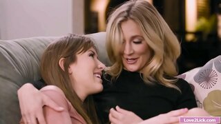 เลี้ยงก็ได้ของเธอก้ fingering และเลียนโดยลูกเลี้ยง