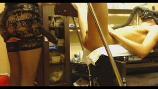 Ragazzo Prende Il Gigantesco Strapon Su Per Il Culo